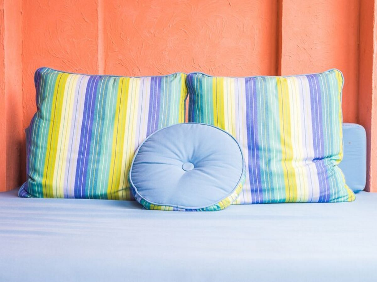 Microfiber vs cotton bedsheets: Benefits and drawbacks (Image via Freepik)