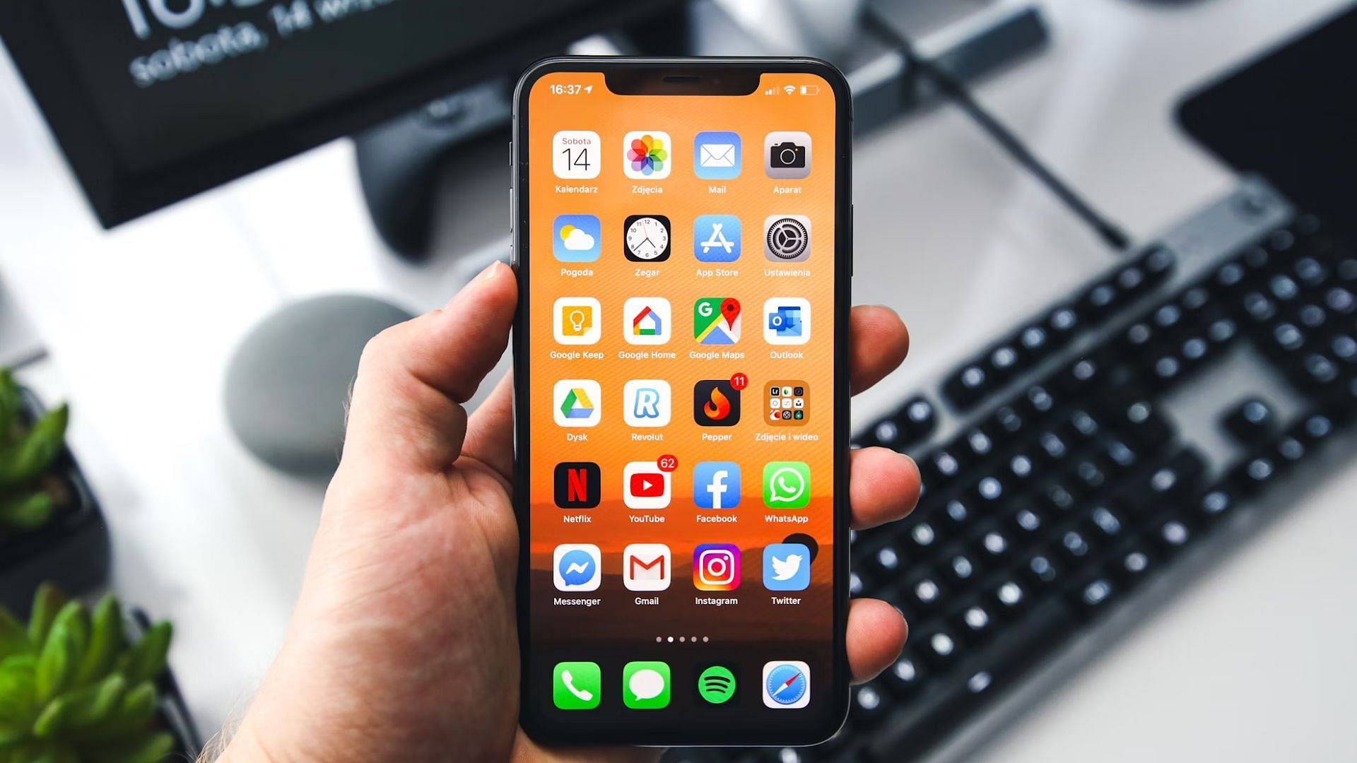 Apple allowed sideloading third-party apps (Image via Unsplash/Sebastian Bednarek)