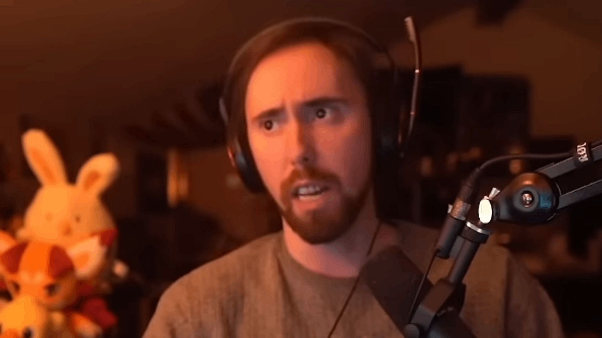 Asmongold reacted to comments by the former Blizzard developer (Image via Asmongold Clips/YouTube)