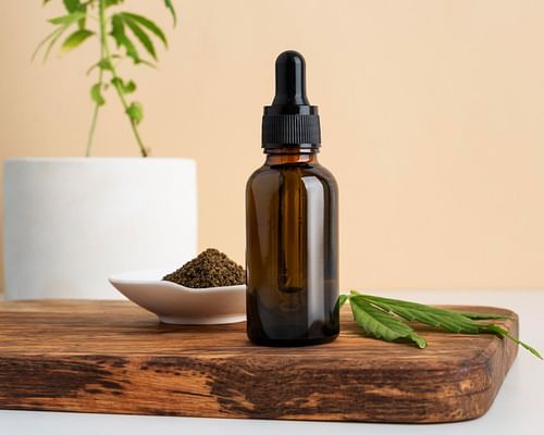 Neem benefits: Use neem oil for flawless skin (Image by Freepik)