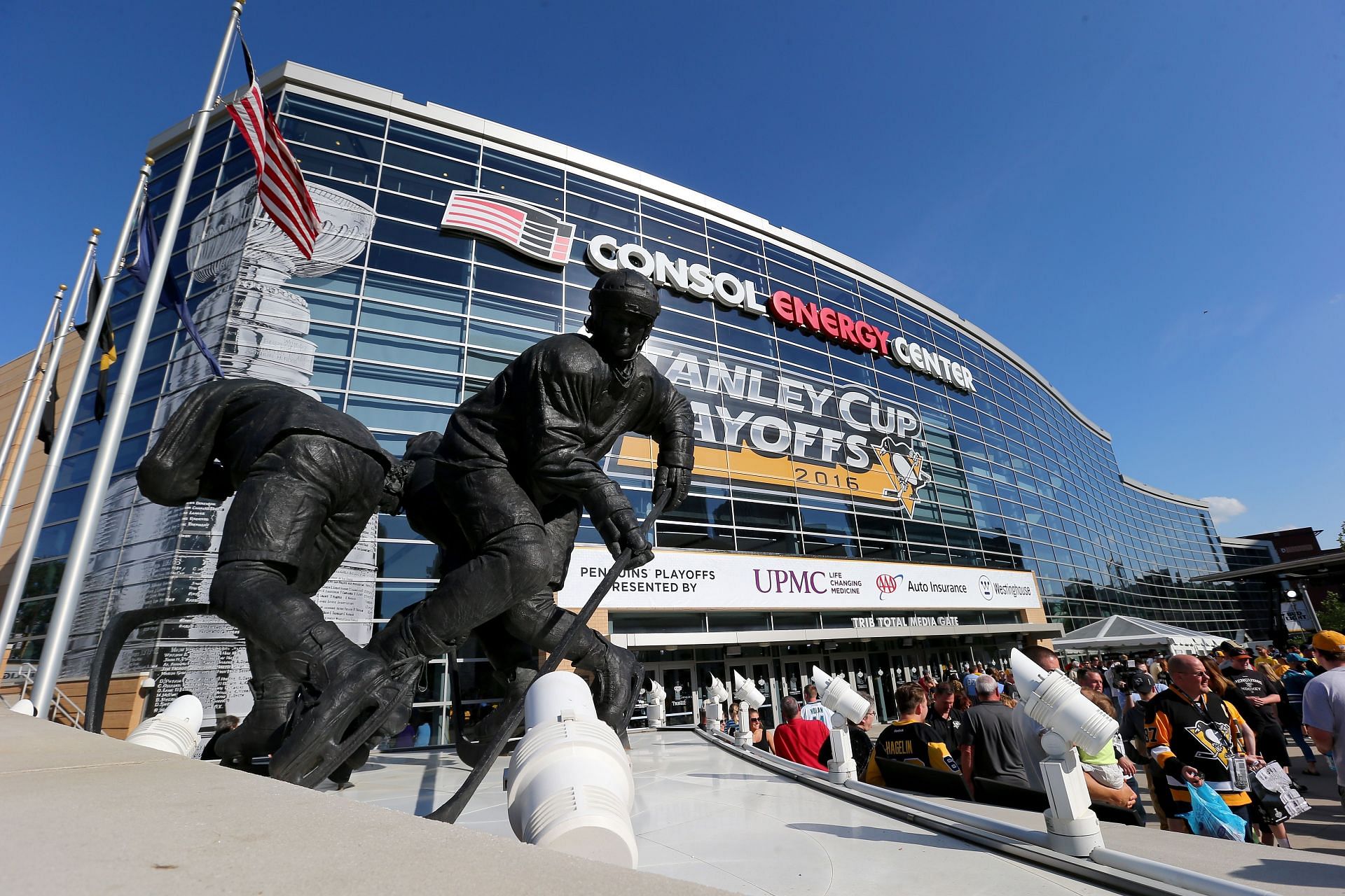 Mario Lemieux&#039;s statue outside Consol Energy Center, now PPG Paints Arena