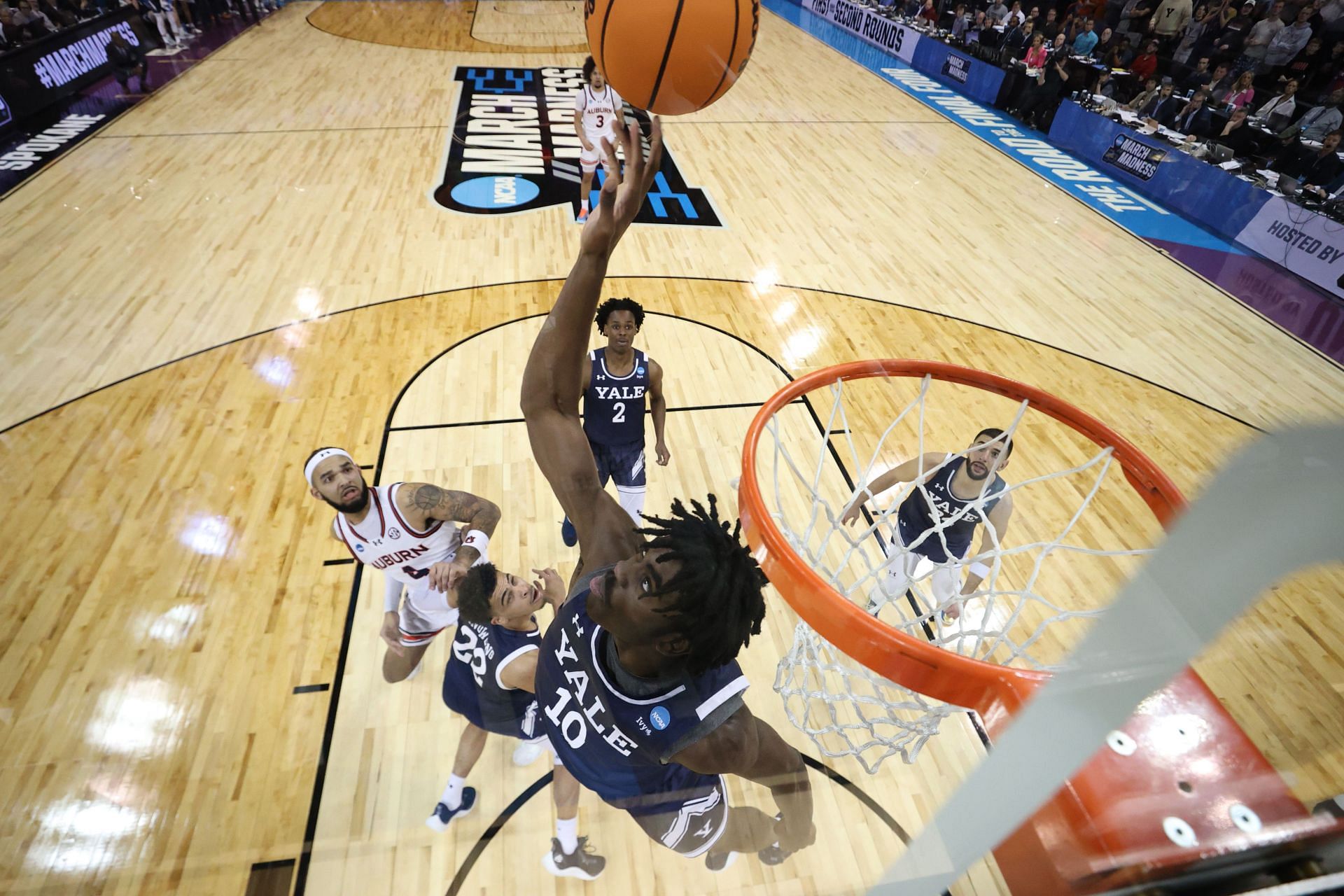 Samson Aletan blocks Johni Broome&#039;s game-tying layup as Yale upsets Auburn