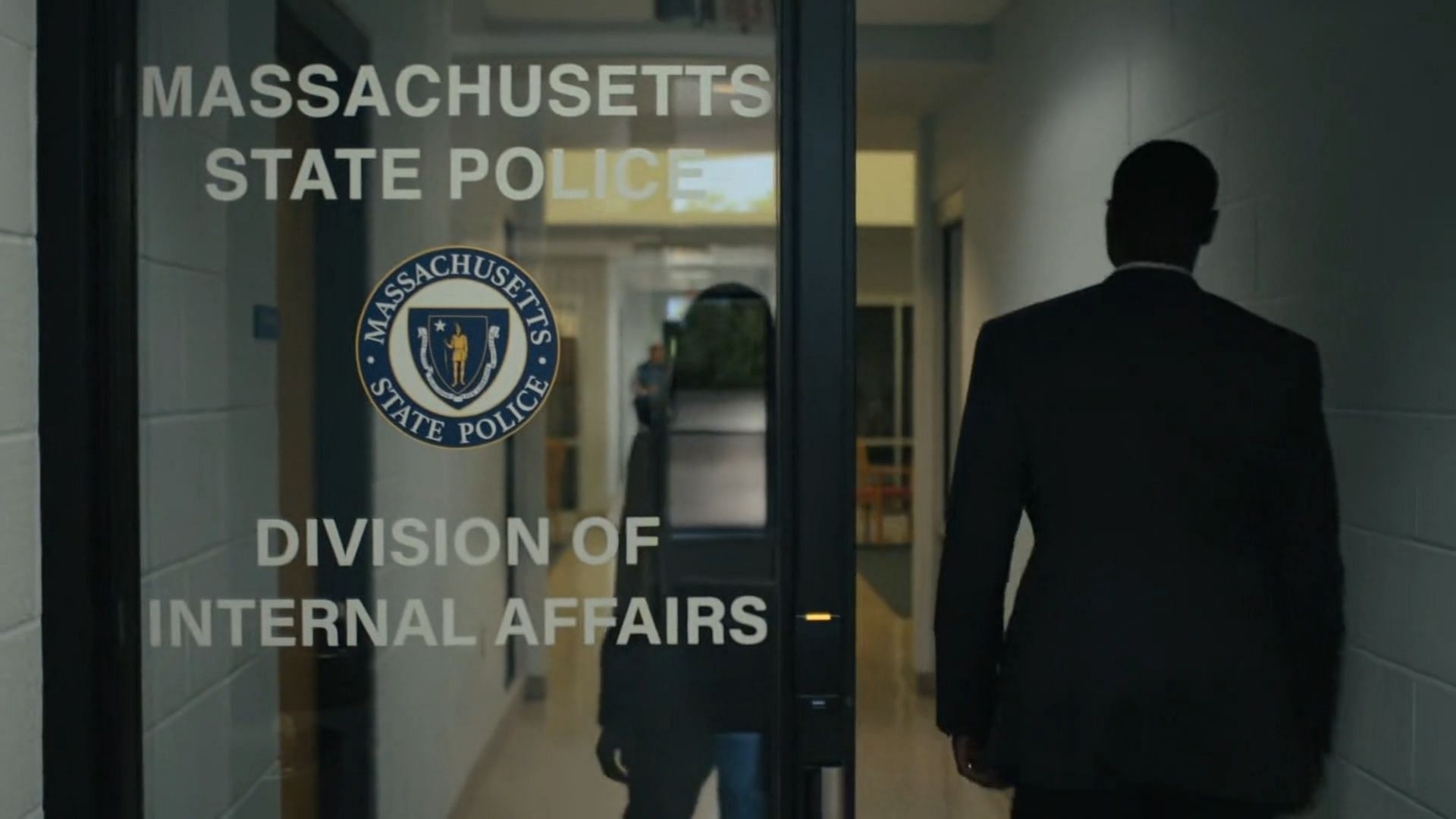 Jackie and Alan entering the Division of Internal Affairs department (Image via Starz)