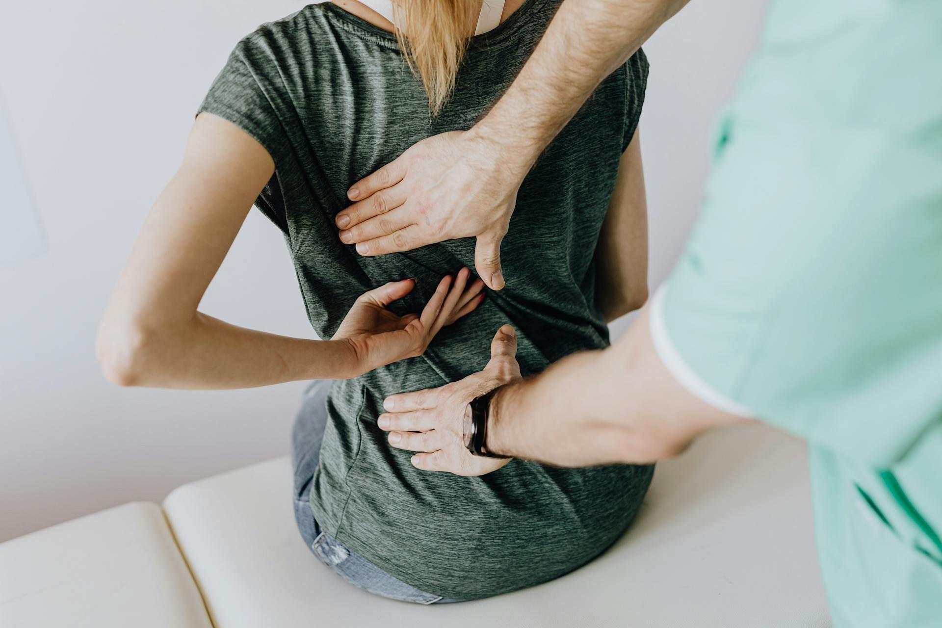 Back pain can disrupt pregnancy (Image via Pexels/ Karolina Grabowska)