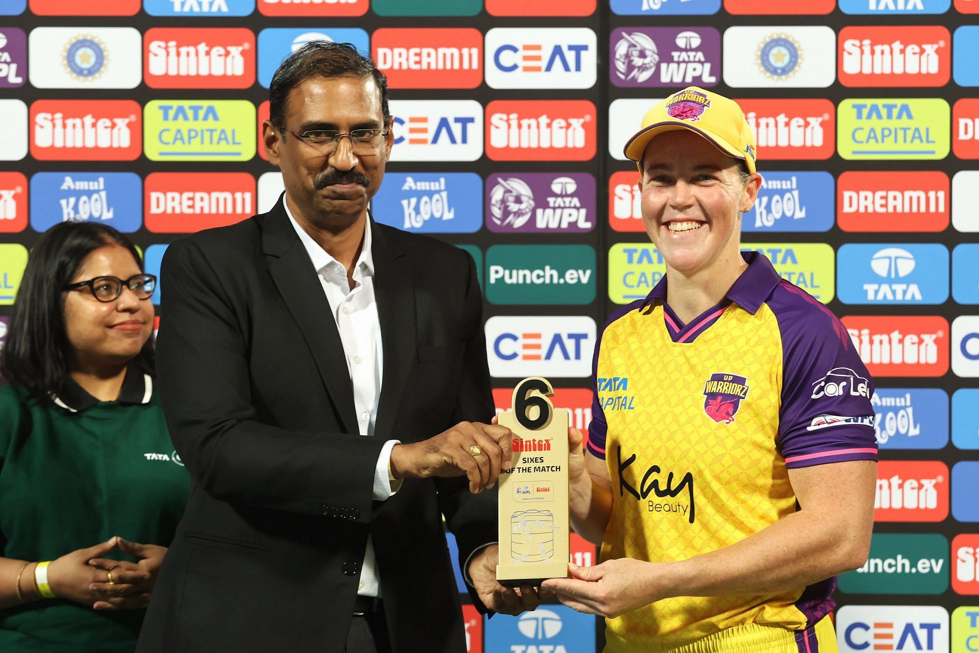 Grace Harris receiving an award (Image Courtesy: X/Women's Premier League)