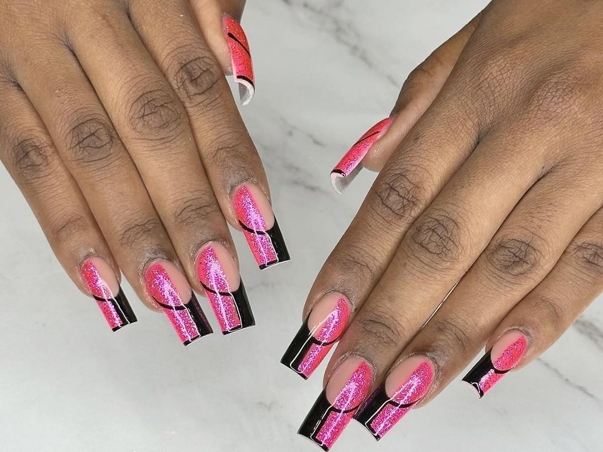 Pink nails accentuated with black (Image via @custom_nails_waldorf/Instagram)