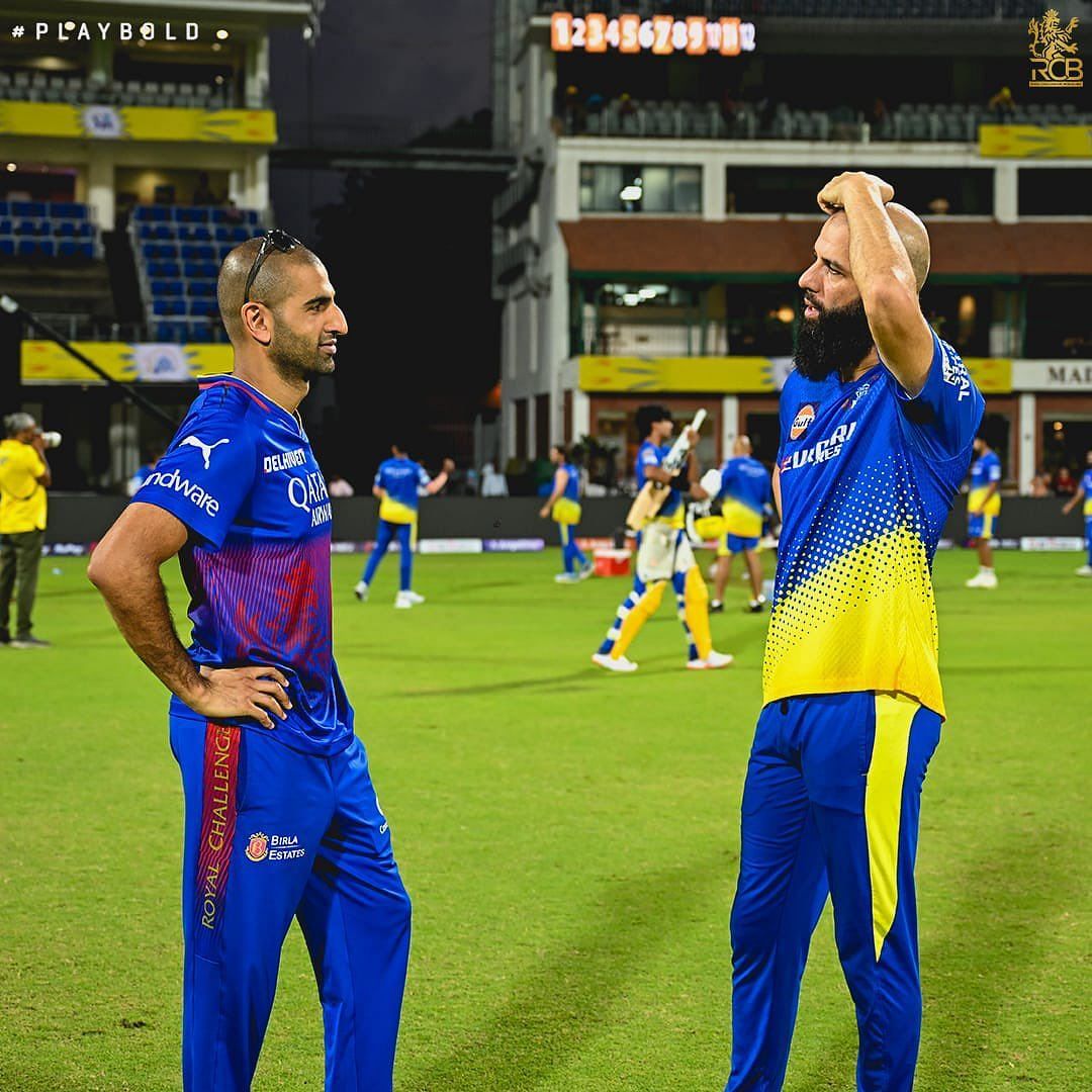 The two Mos chatting with each other- Mo Bobat of RCB and Moeen Ali of CSK. [RCB]