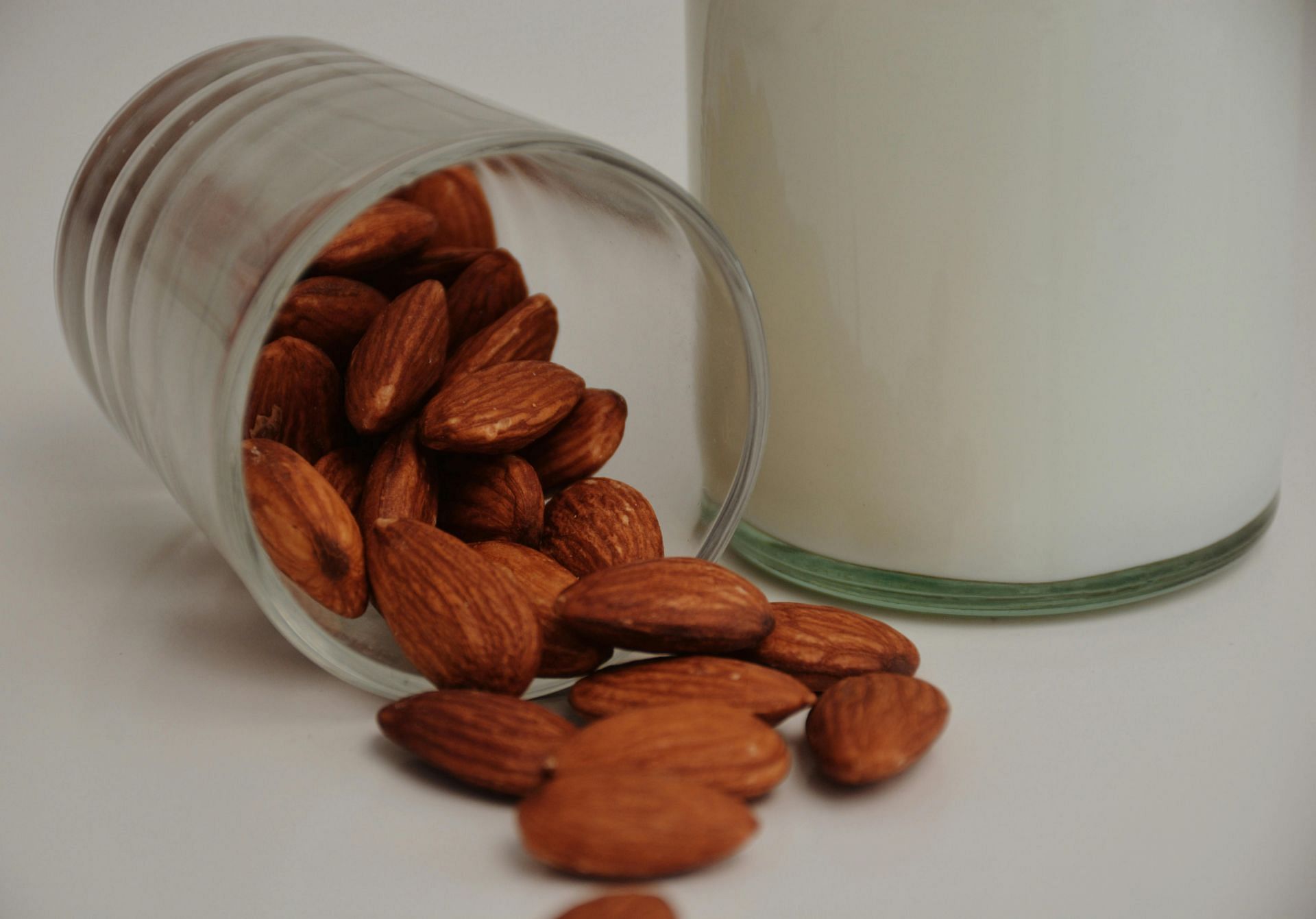 Almond milk side effects (image sourced via Pexels / Photo by pegah)