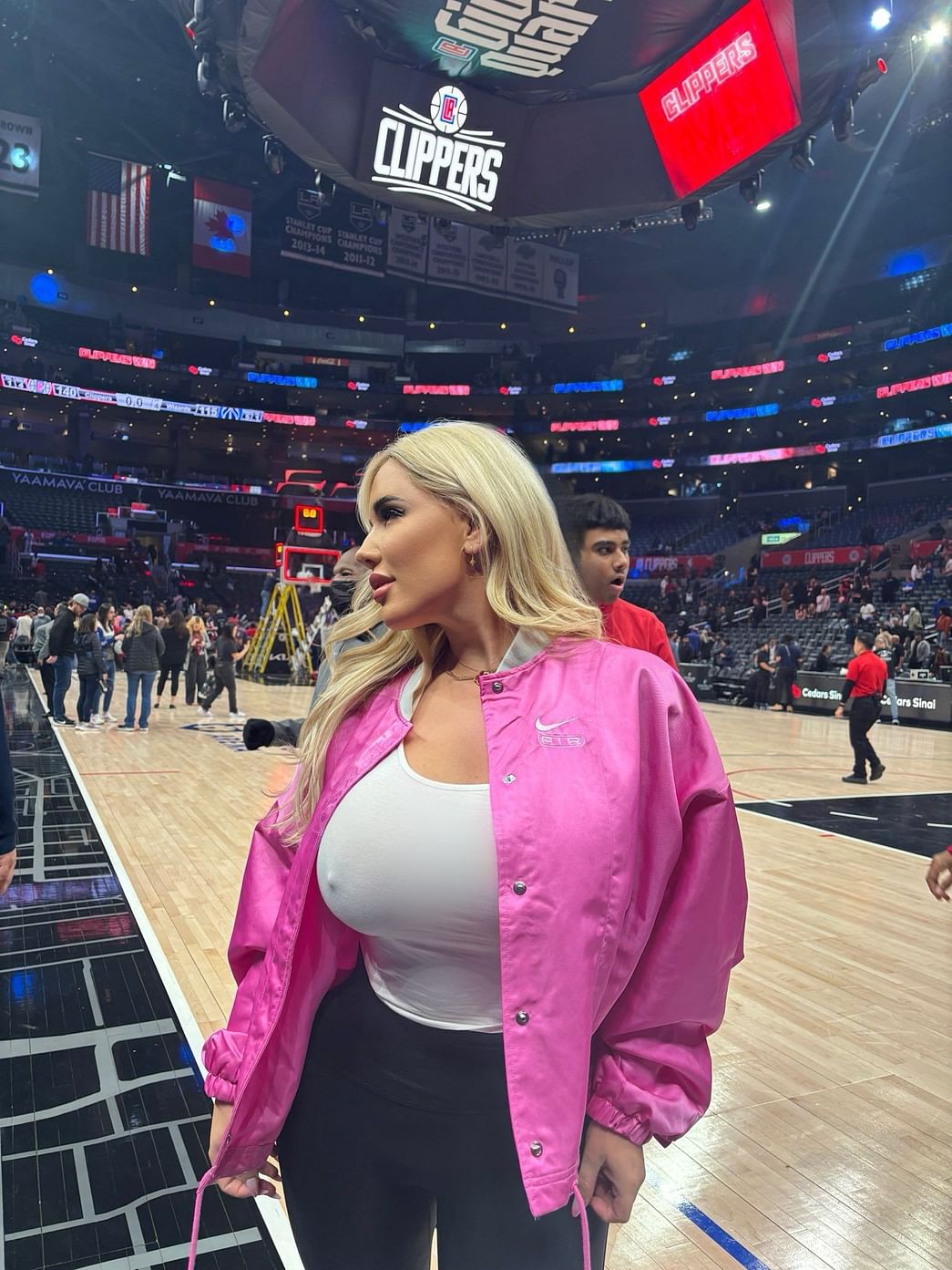 In Photos Savannah Bond Attends La Clippers Defeat Of Washington