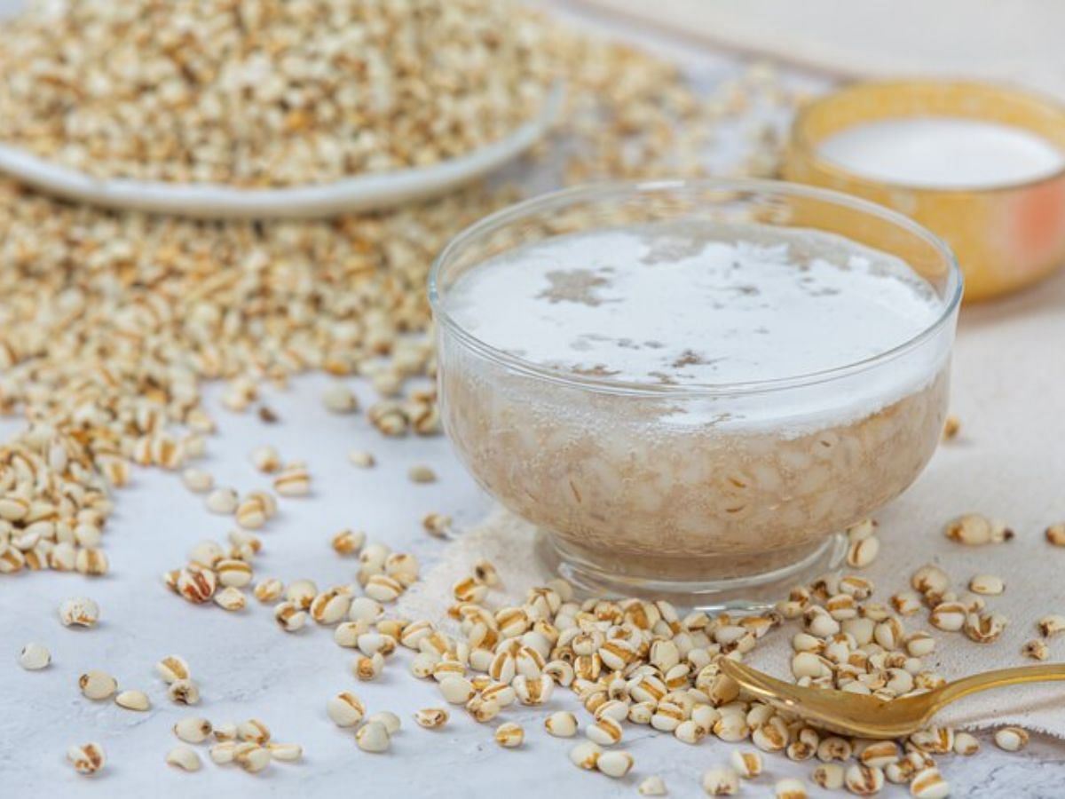 Nourishing Oatmeal milk homemade cleansers (Image via Freepik)