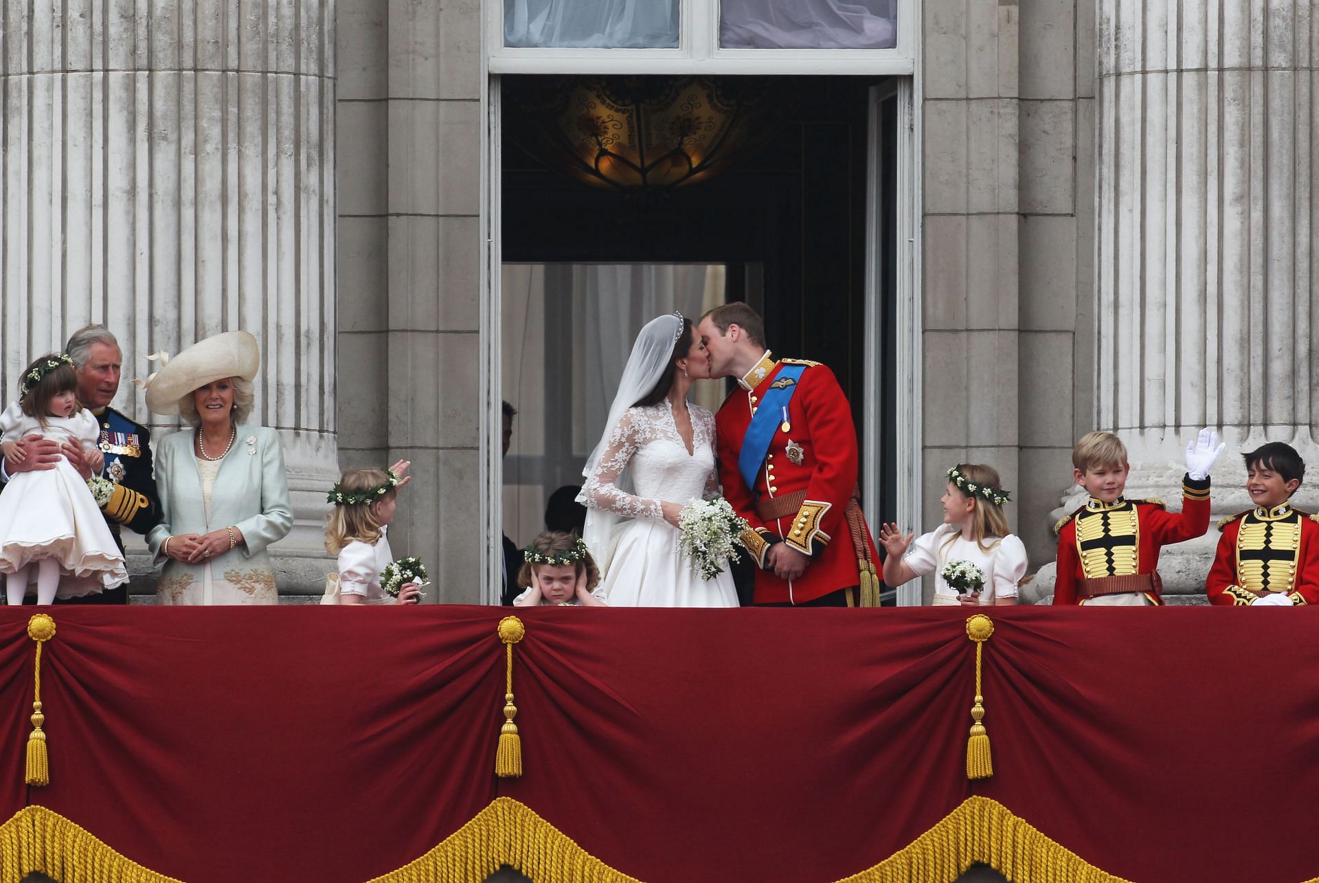 Prince William, Duke of Cambridge and Catherine, Duchess of Cambridge, kiss on the balcony at Buckingham Palace (Source: Getty)