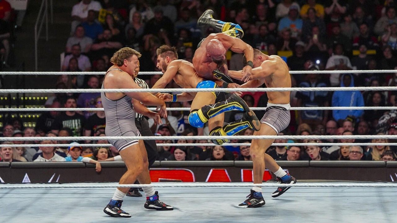 WWE Raw में क्रीड ब्रदर्स vs DIY टैग टीम मैच का एक दृश्य 
