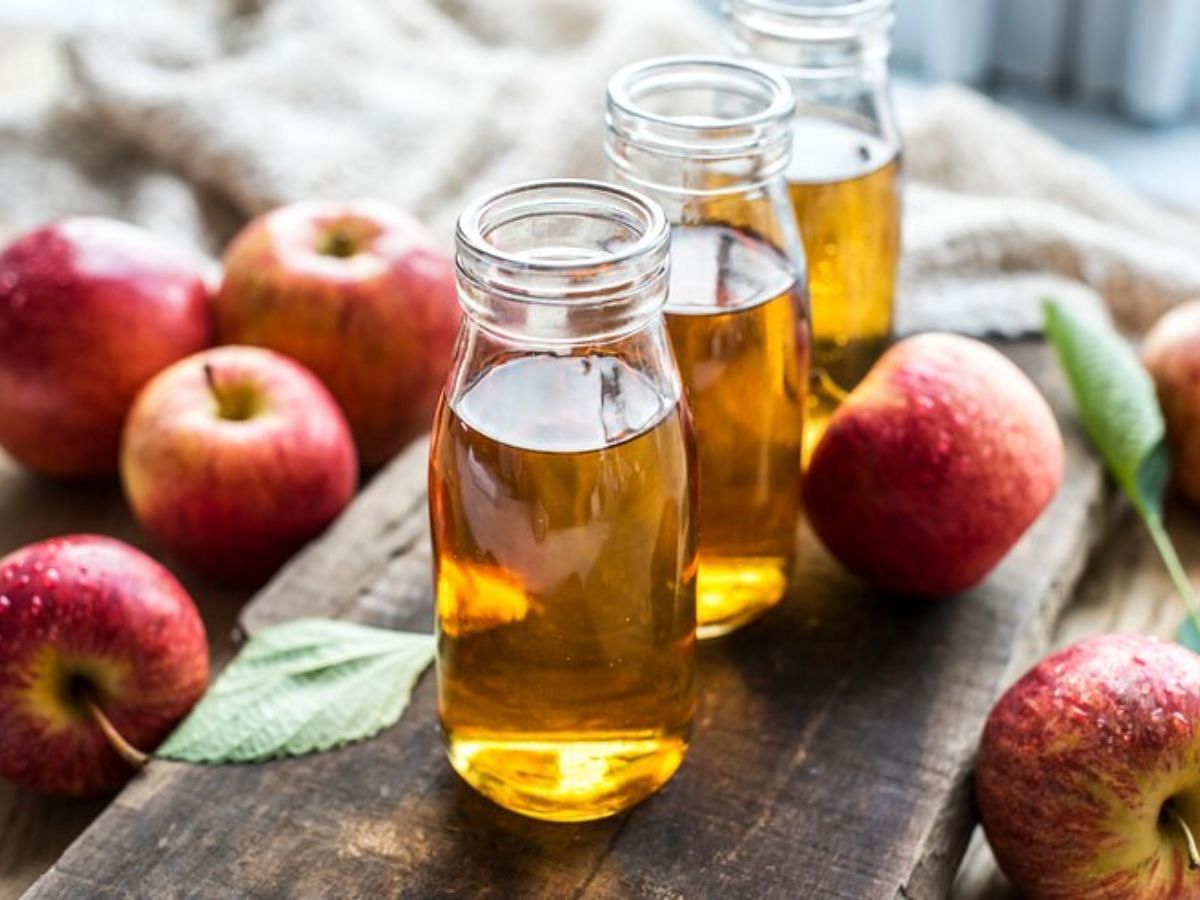 Apple Cider Vinegar for a natural pH balance (Image via Freepik)