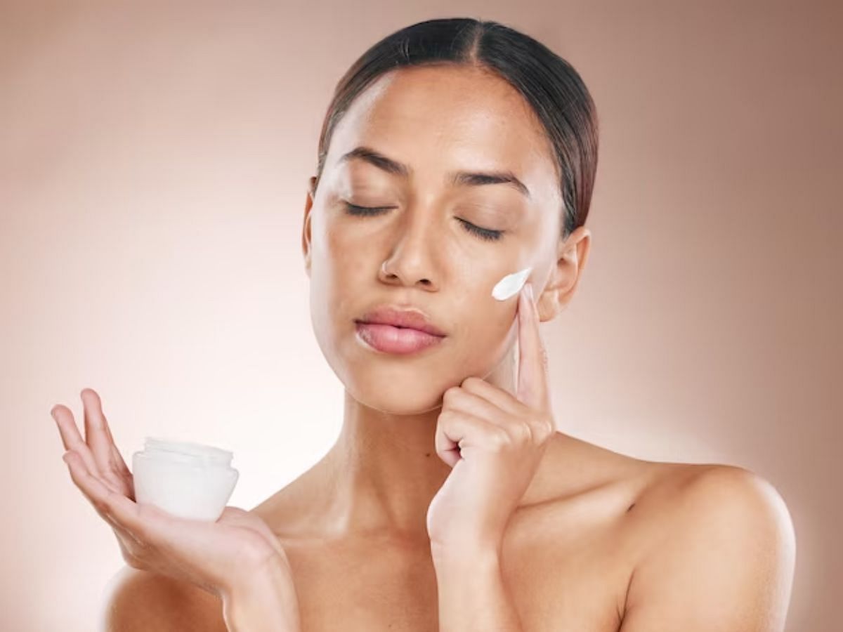 Everything to know about skincare pilling (Image via freepik.com)