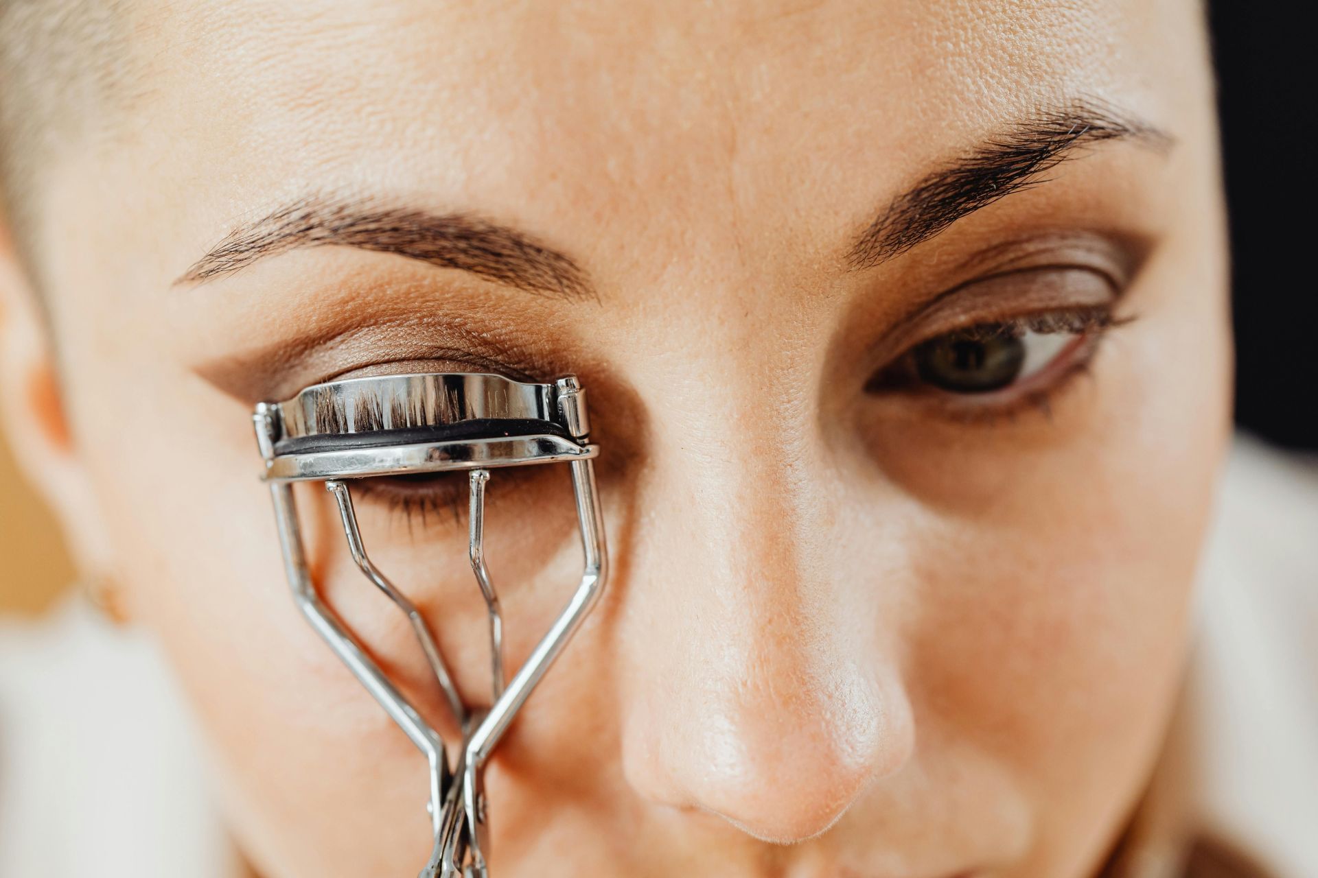 How do heated eyelash curlers work? Benefits, risks, and more details