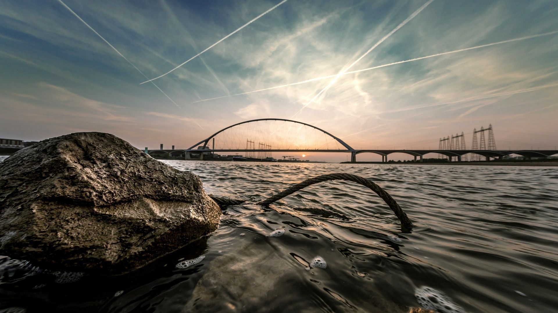 Tennessee passed a bill in the Senate based on the chemtrails conspiracy theory (Photo by Tijs van Leur on Unsplash)