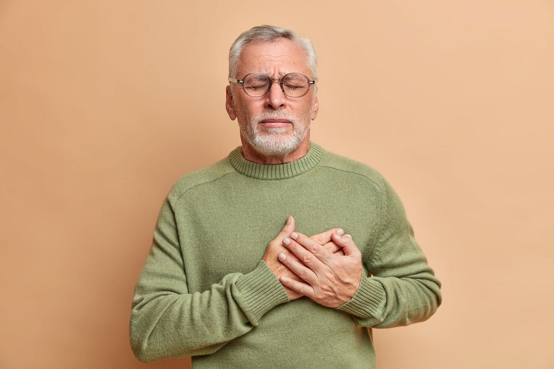 Chest pain when breathing can be because of underlying health conditions (Image by wayhomestudio on Freepik)