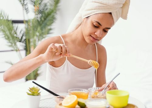 DIY white whitening with milk, honey and lime (Image by freepik)