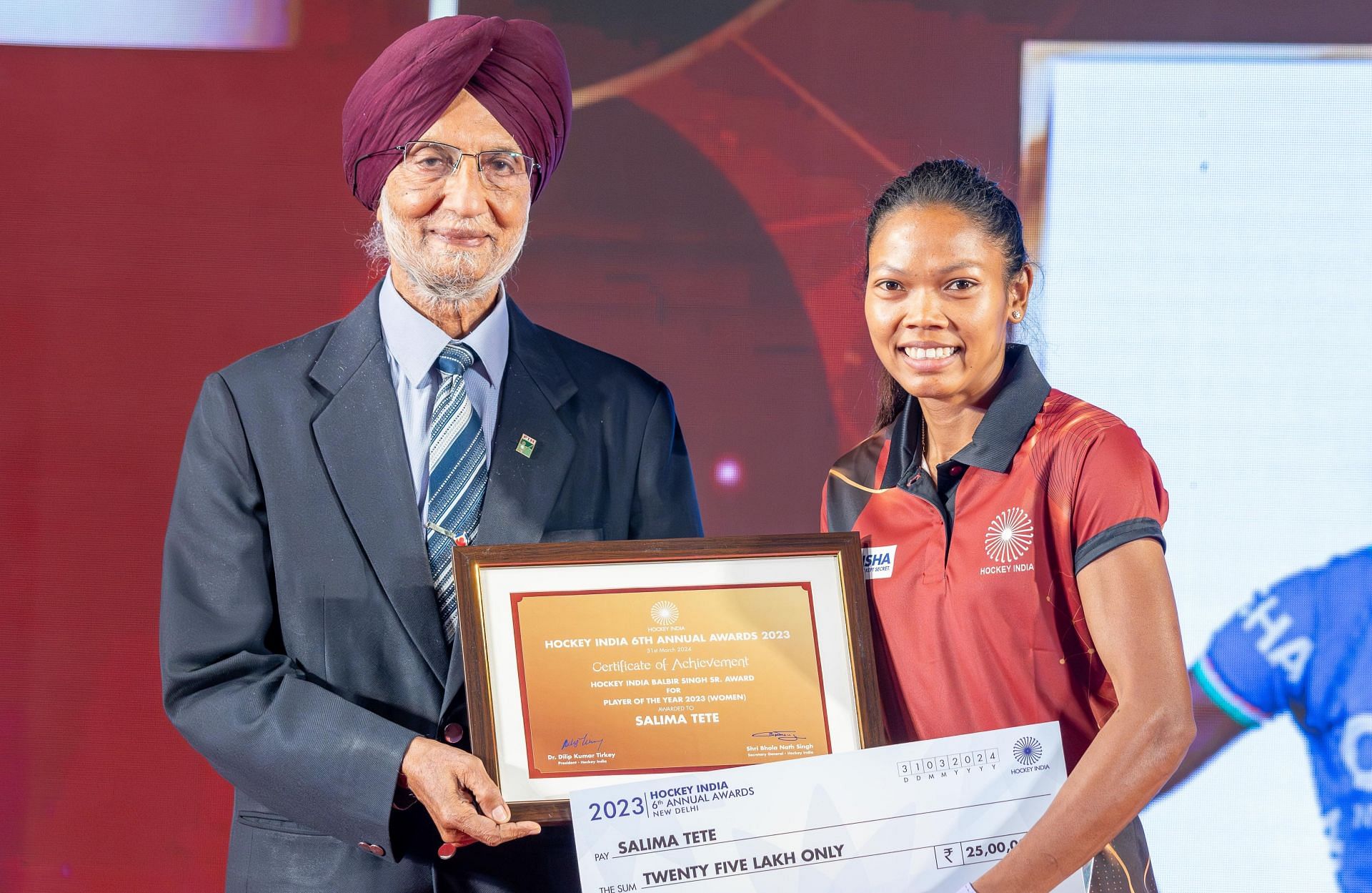 Salima Tete receiving the honor at Hockey India awards held on March 31, 2024