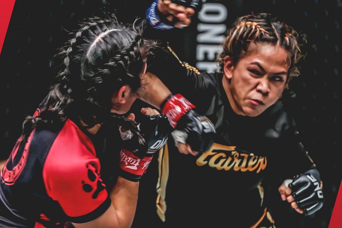 Denice Zamboanga angling for a shot against Jihin Radzuan [Photo via: ONE Championship]