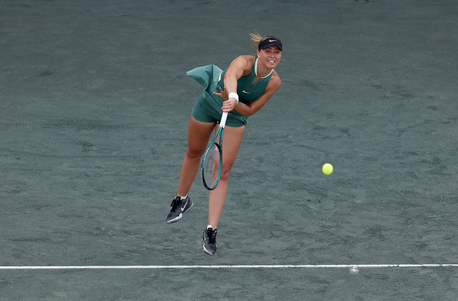 Paula Badosa serves at the 2024 Charleston Open