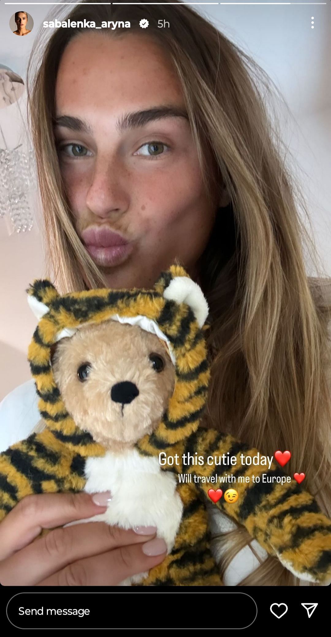 Sabalenka recieves a gift from her fan