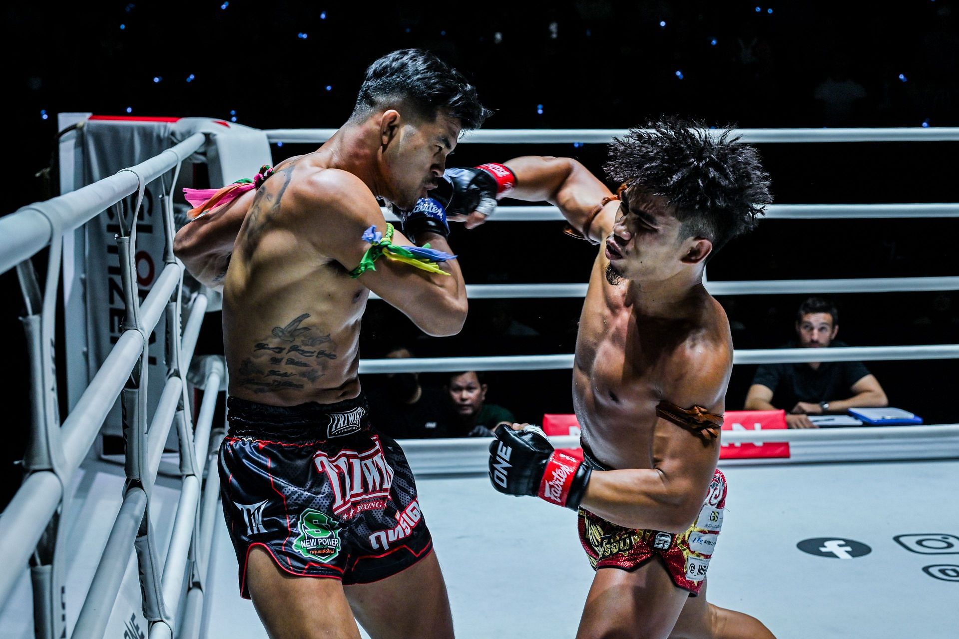 Suriyanlek (R) lands a massive right hand over Rittidet | Photo by ONE Championship