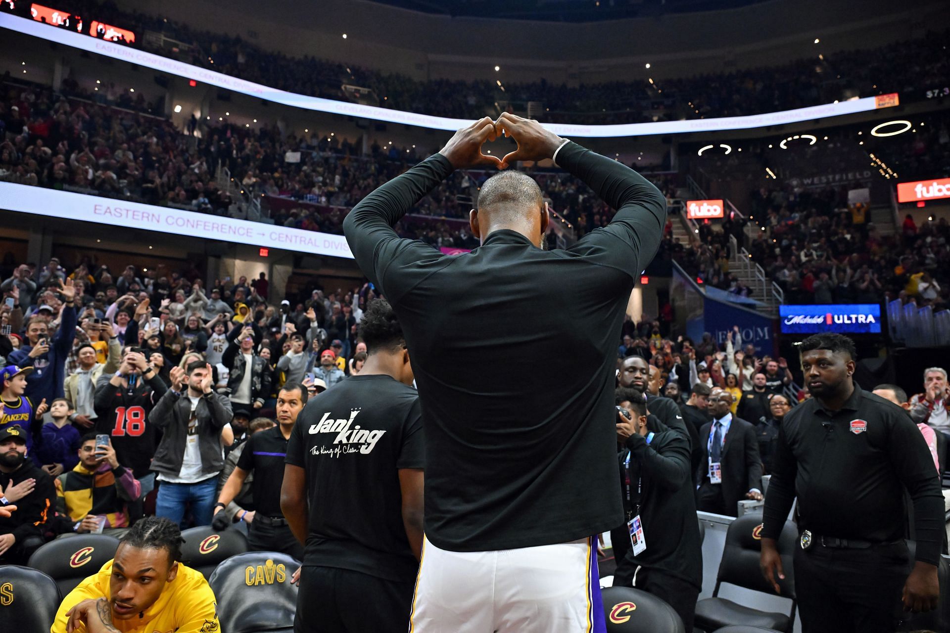 LeBron James shows love to Cleveland crowd