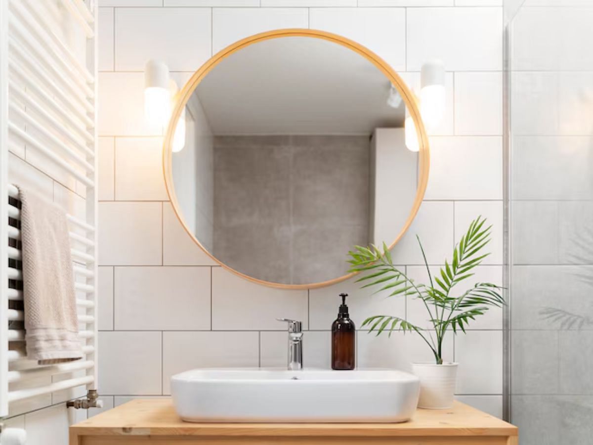 Mirror upgrades for space and functionality (Image via Freepik)