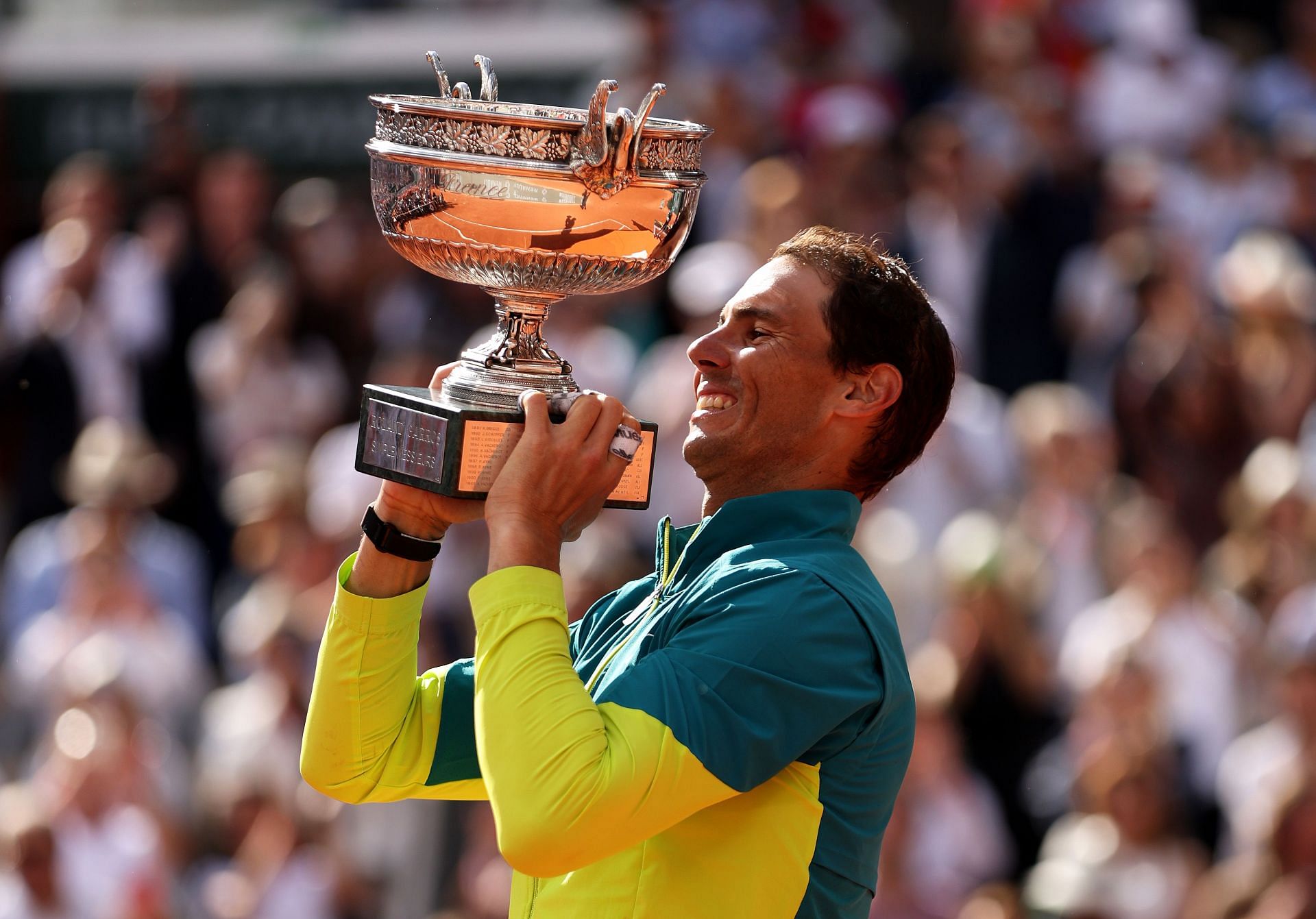 Rafael Nadal poses with the 2022 French Open title