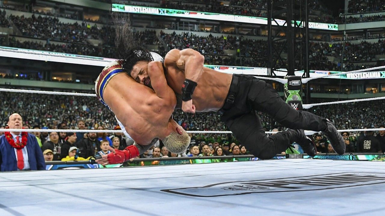 WWE WrestleMania XL में रोमन रेंस vs कोडी रोड्स मैच का एक दृश्य 