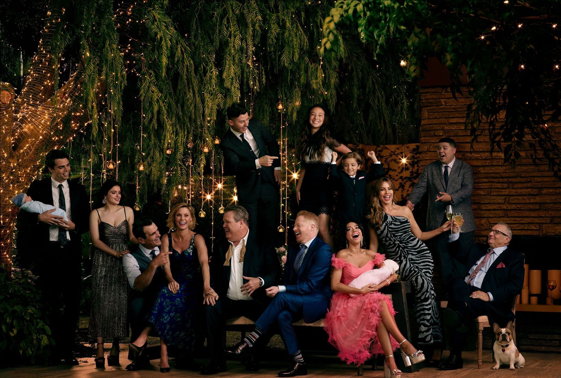 Modern Family ensemble cast (Image via Modern Family Official Facebook)
