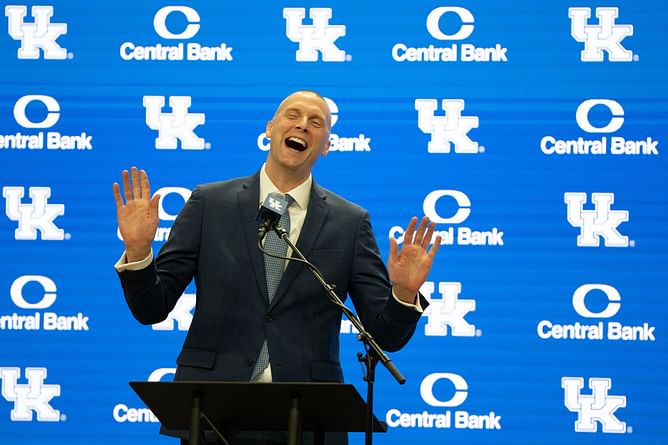 Kentucky basketball recruiting: Mark Pope spotted making personal pick up and airport drop offs for recruits during visits