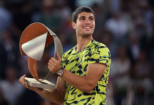 Carlos Alcaraz holding the 2023 Mutua Madrid Open trophy