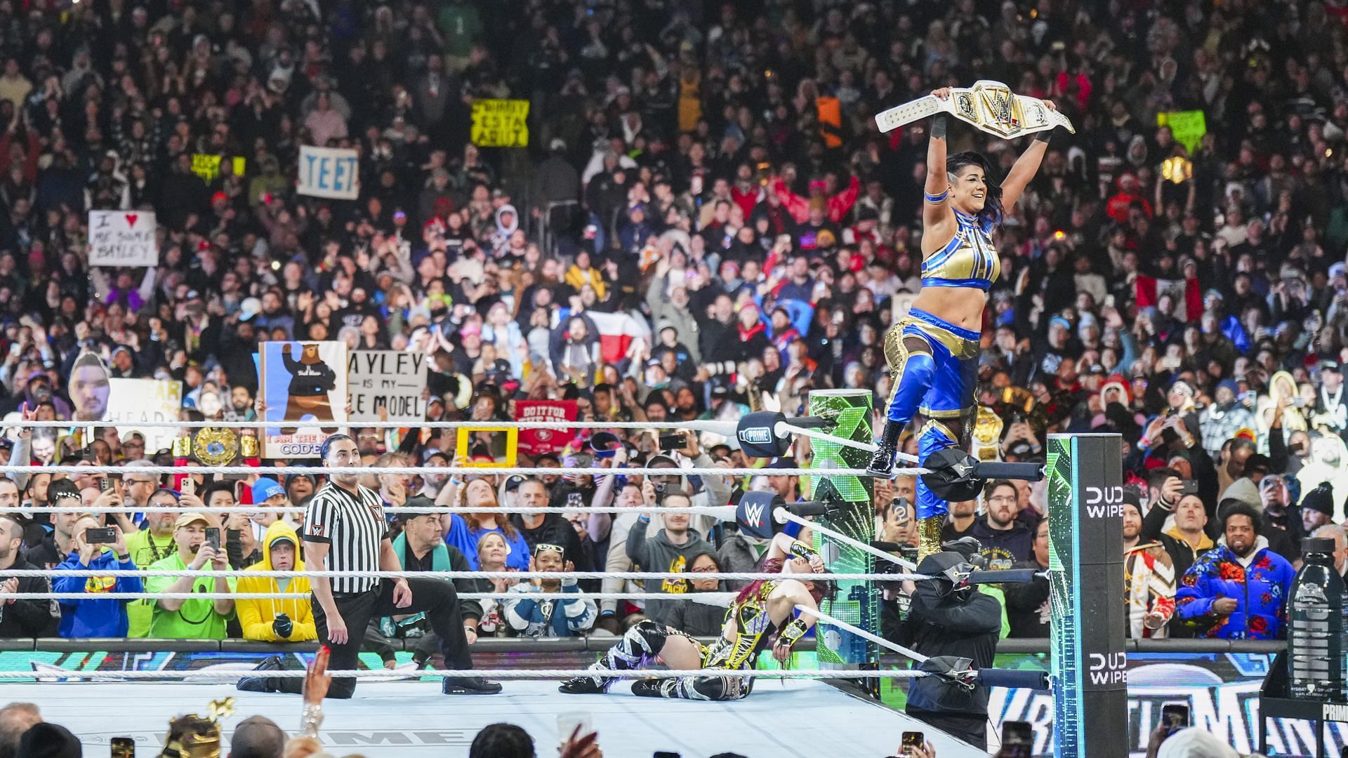 Bayley arrives at WWE SmackDown; shares message