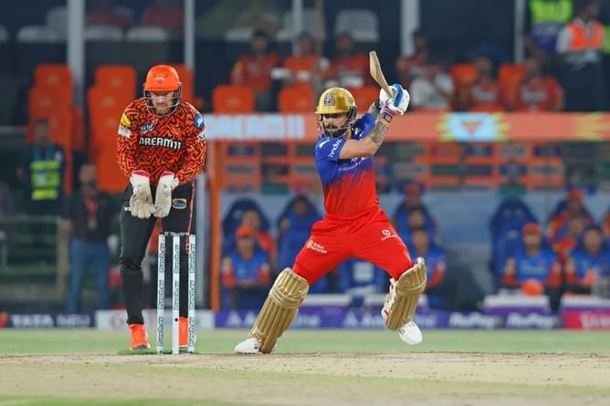 "Not even a single boundary came from his bat in the 8-odd overs after the powerplay" - Aakash Chopra on Virat Kohli's knock in RCB's win vs SRH