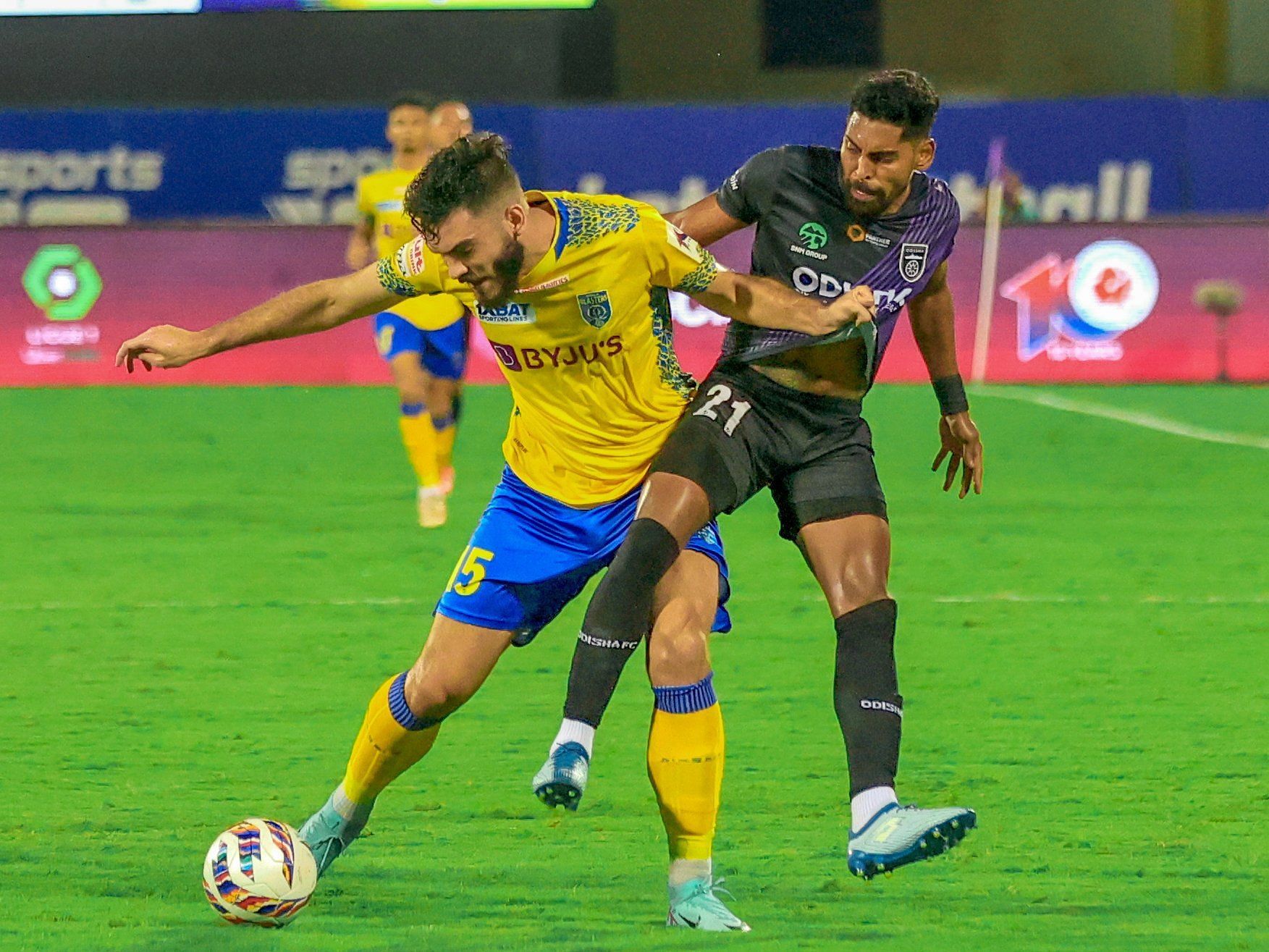 Kerala Blasters and Odisha FC players tussling for the ball.