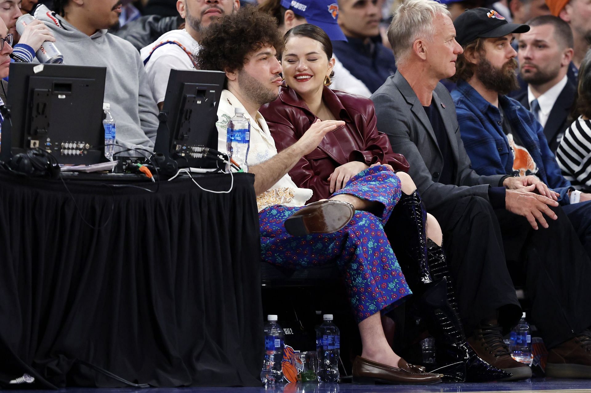 Benny Blanco and Selena Gomez at the New York Knicks game (Image via Getty Images)