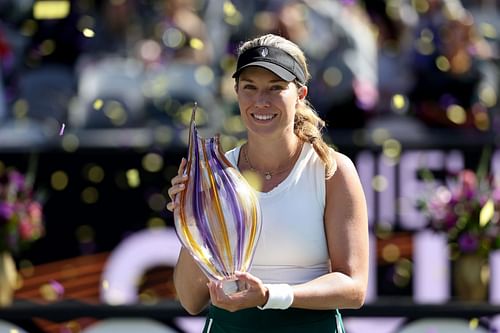 Danielle Collins posing with the 2024 Charleston Open trophy