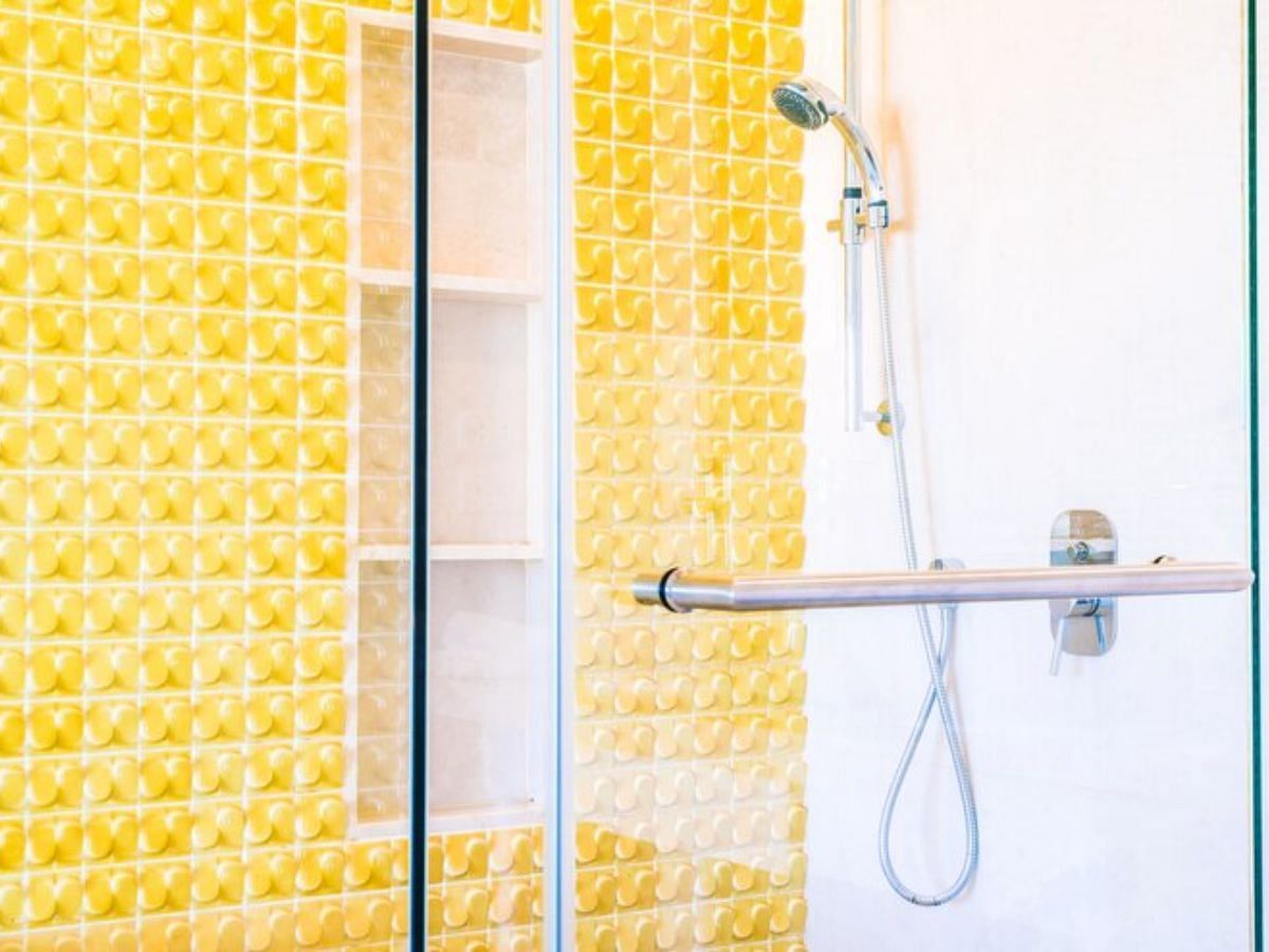 Creative tiling for floors and walls for bathroom revamp (Image via Freepik)