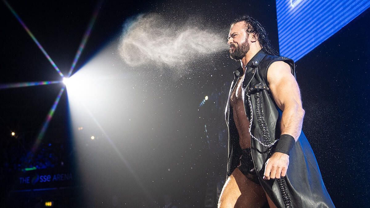 Drew McIntyre trolls 5-time English champion at a WWE live event in London. 