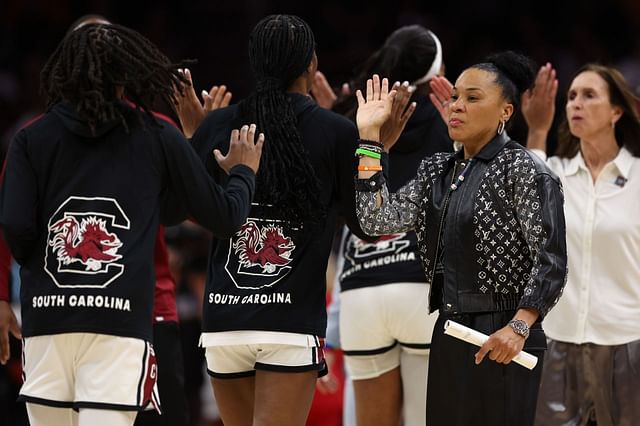 PHOTO: Dawn Staley and South Carolina crew shows off big guns ahead of ...