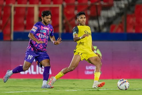 Kerala Blasters' Mohammed Aimen and Hyderabad's Abdul Rabeeh in action on Friday. [ISL]