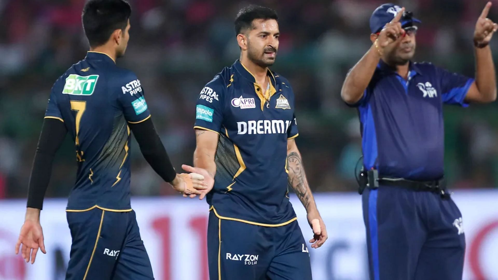 in-frame Shubman GIll and Mohit Sharma (Credits: IPL)