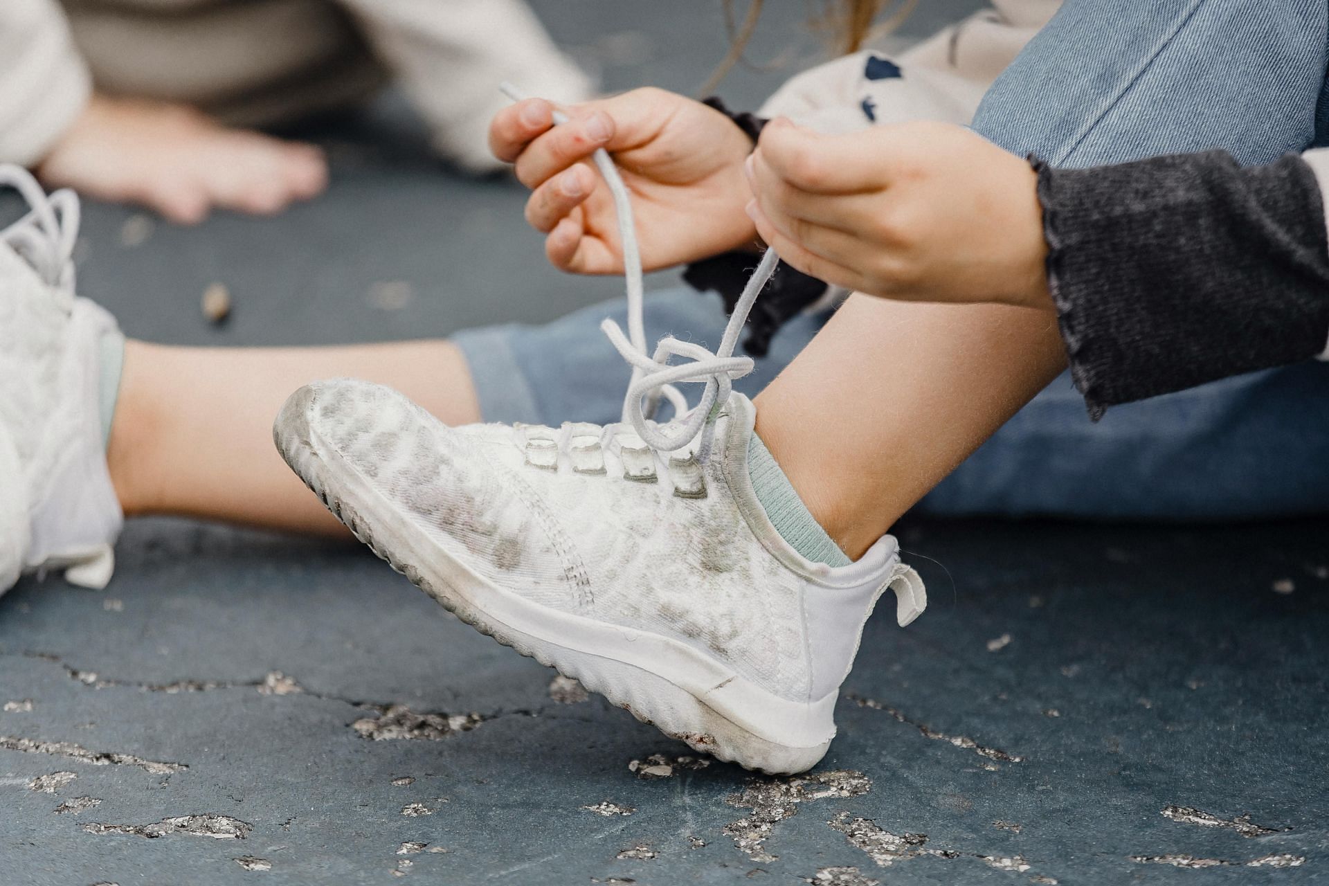 Signs to replace your shoes (Image via Pexels/@ Allan Mas)