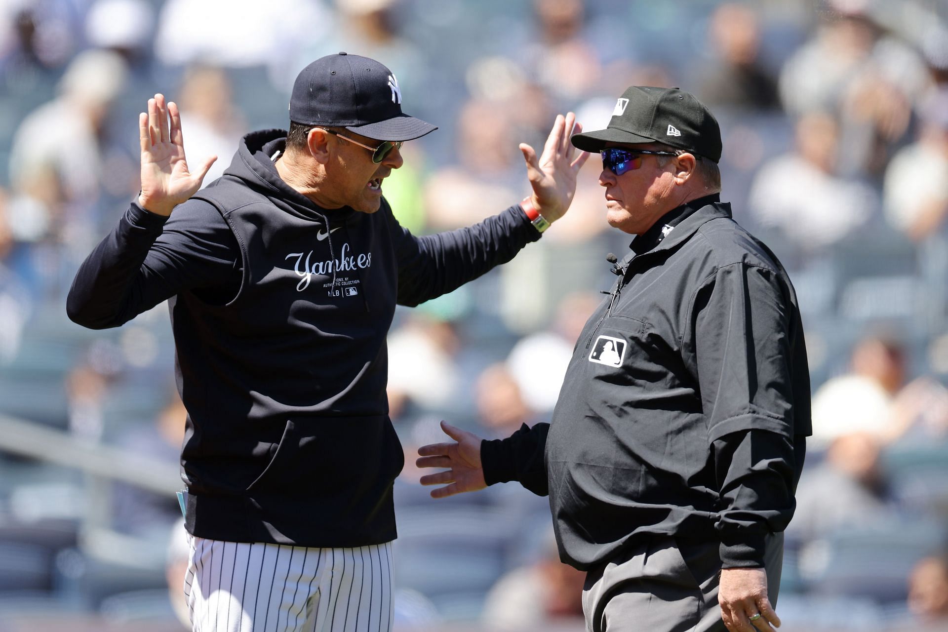 Aaron Boone arguing with the umpire