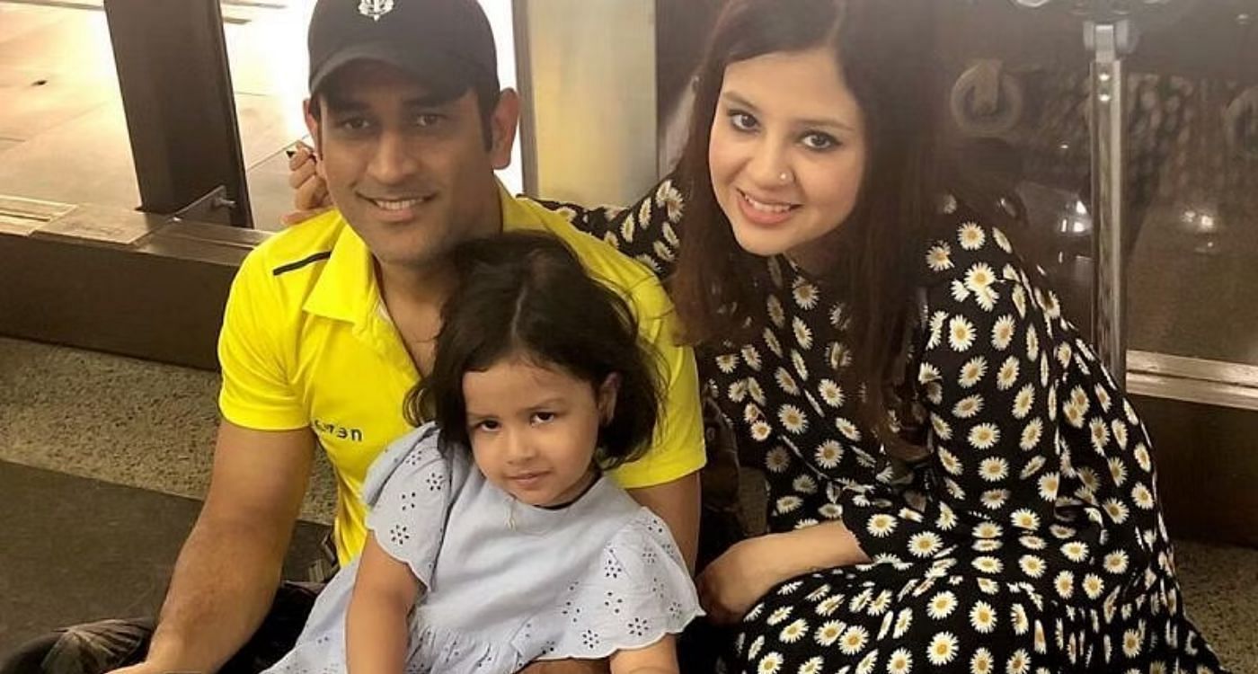 MS Dhoni अपनी पत्नी साक्षी और बेटी जीवा के साथ (PC: Twitter)