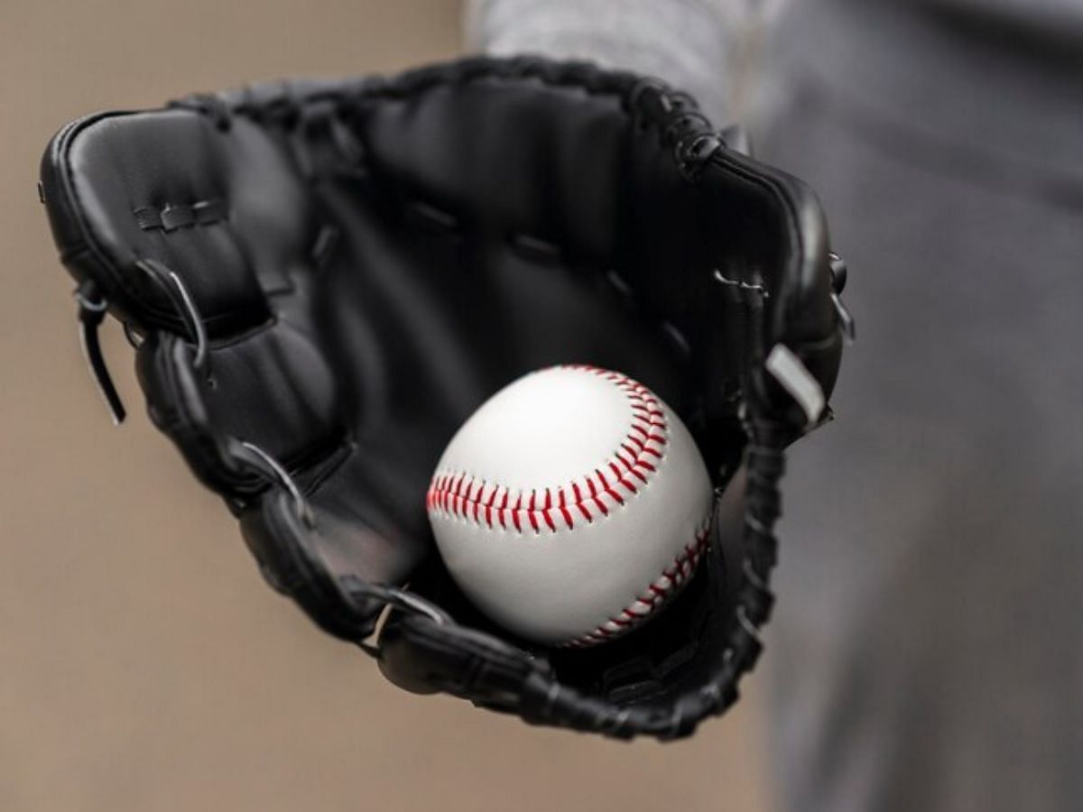 How to choose the right baseball gloves? (Image via Freepik)