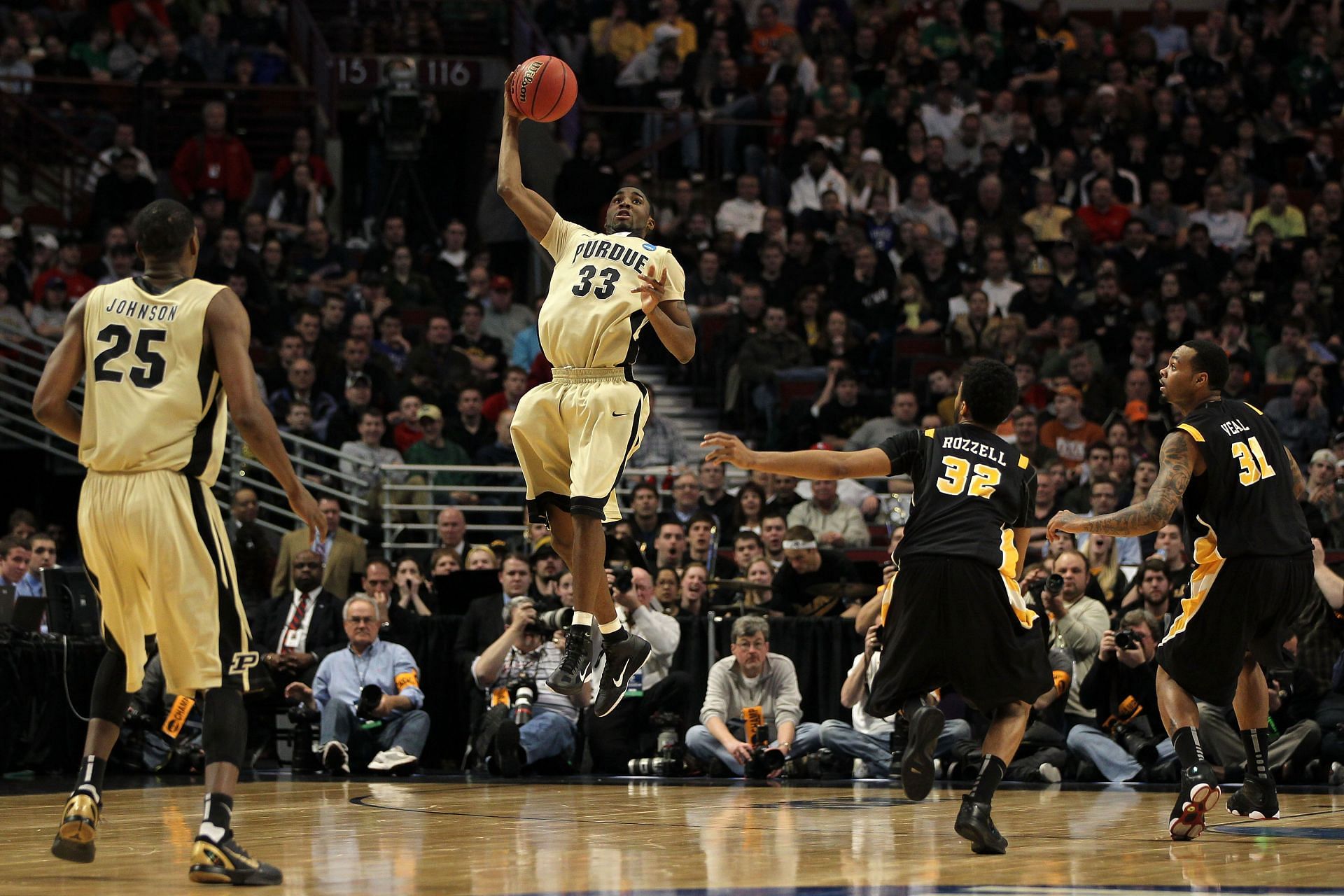 E&#039;Twaun Moore, shown here leaping high, was an underrated Boilermaker hoops legend.