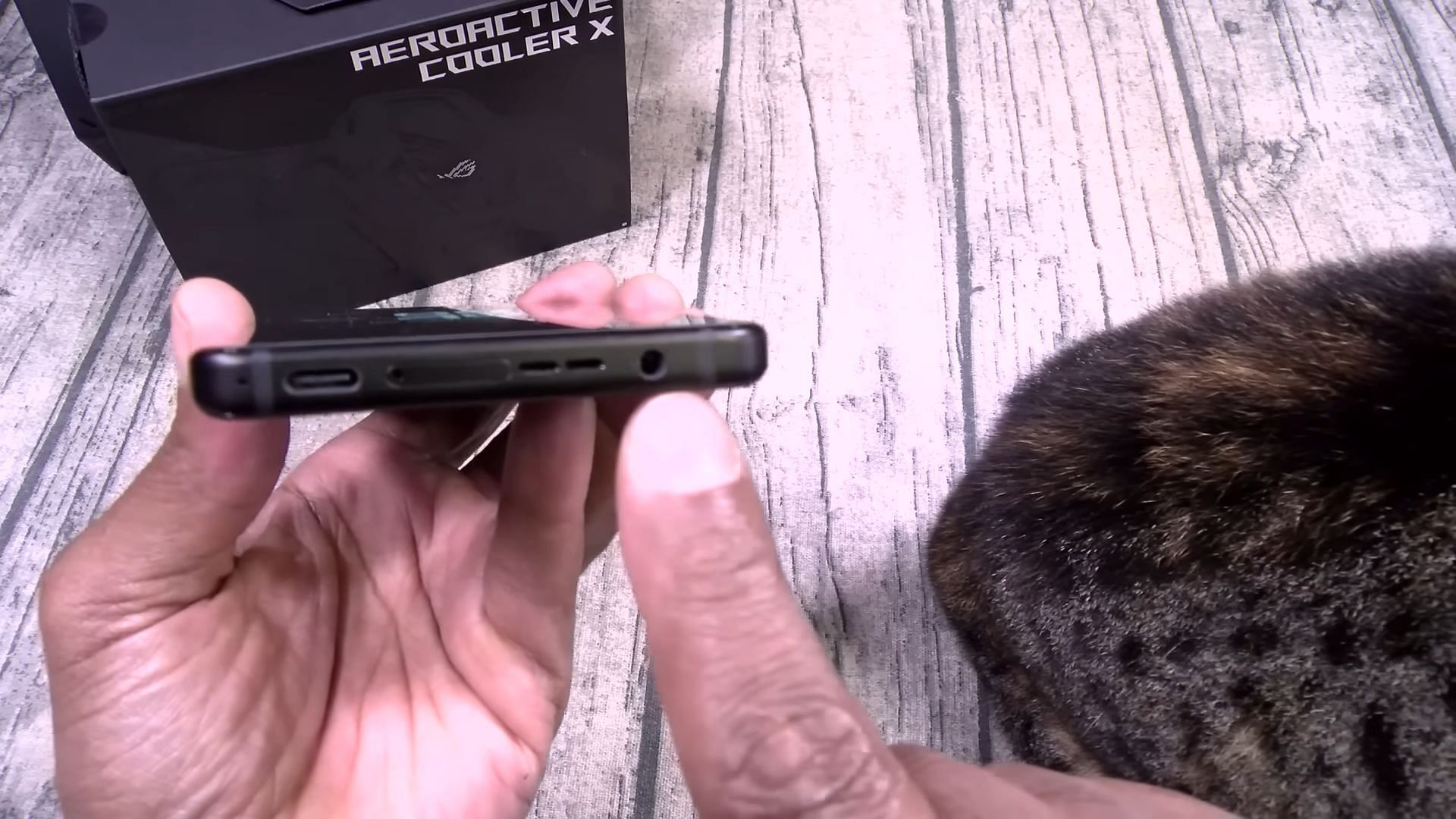 ASUS ROG Phone 8 Pro with headphone jack (Image via Flossy Carter/YouTube)